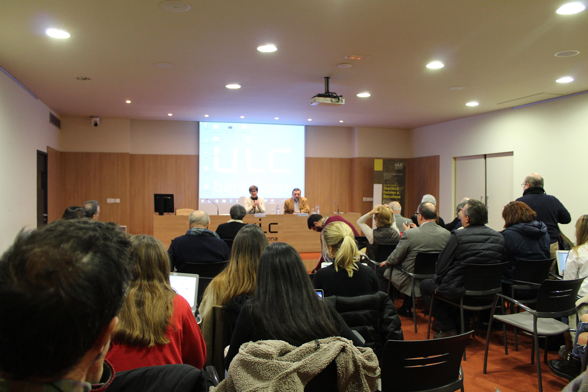 Teresa Vallès, profesora de UIC Barcelona. Conferencia “Carlos Pujol y la novela policíaca: la literatura como diversión inteligente”. UIC Barcelona, 30 de enero de 2019.