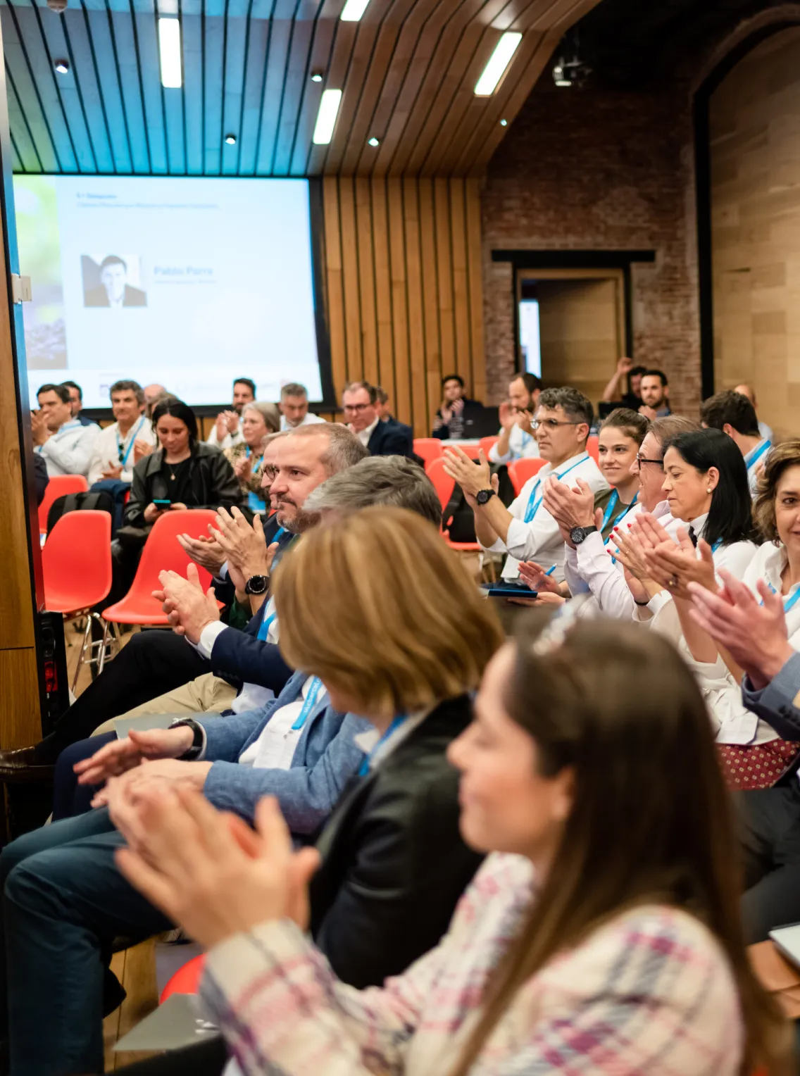 Simposi Empreses amb rostre humà: públic aplaudint